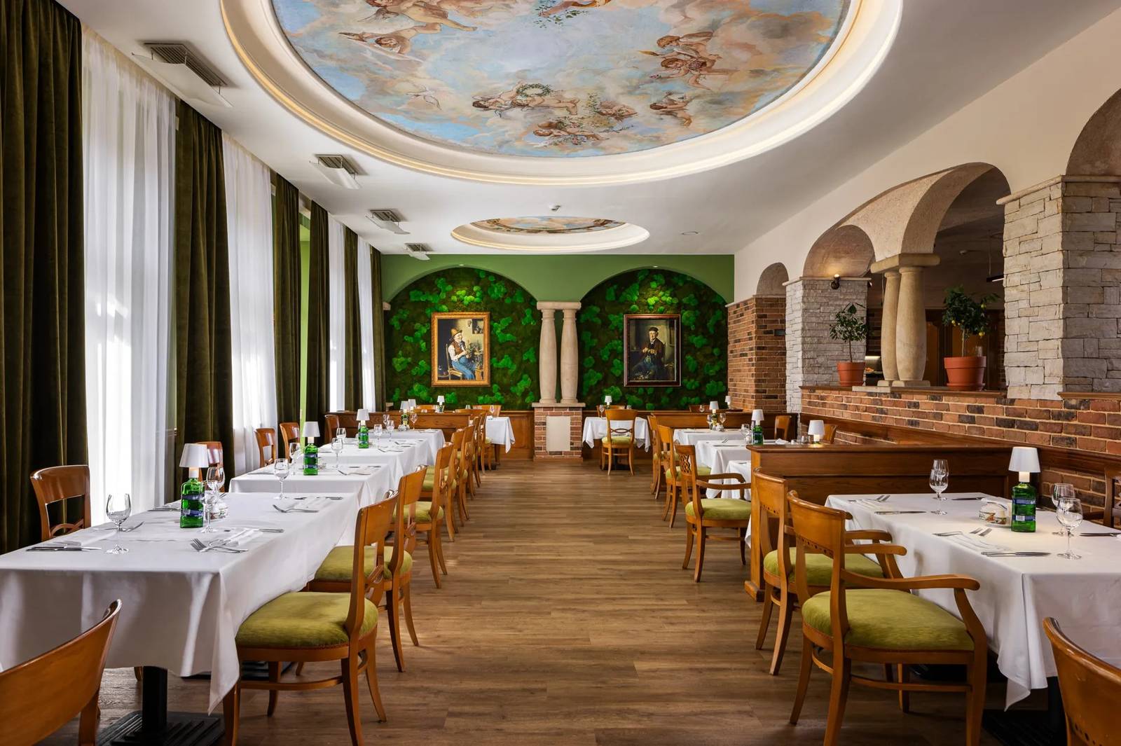 Carlsbad Plaza Sorrento Grand Buffet 餐廳與彩繪天花板