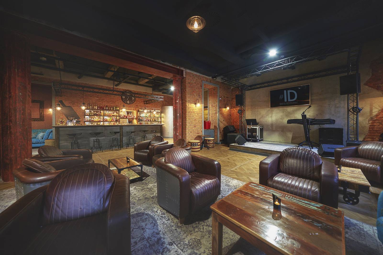 Carlsbad Plaza #ID Bar 皮沙發座與吧台