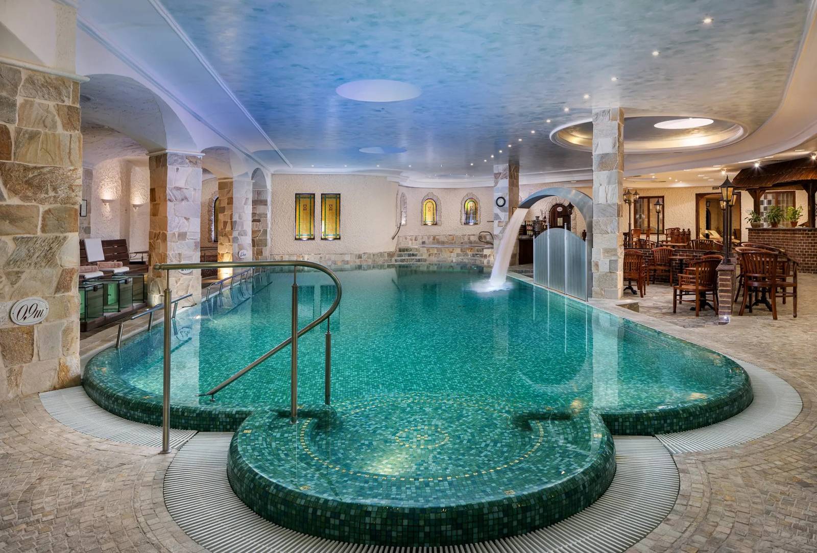 Carlsbad Plaza Wellnessland 室內泳池與水柱