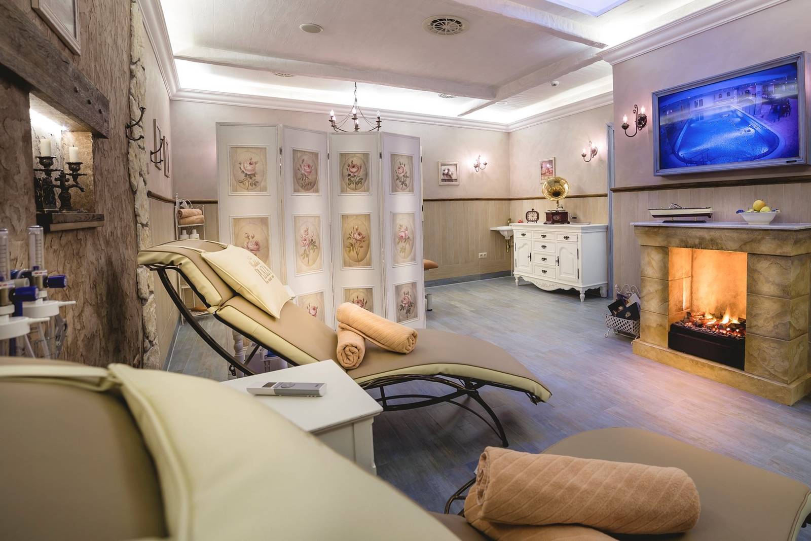 Carlsbad Plaza Medical Spa Suite 躺椅、壁爐與療程區