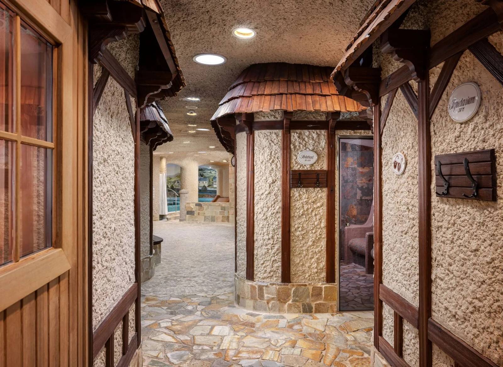 Carlsbad Plaza Saunadorf 木屋造景的三溫暖村通道