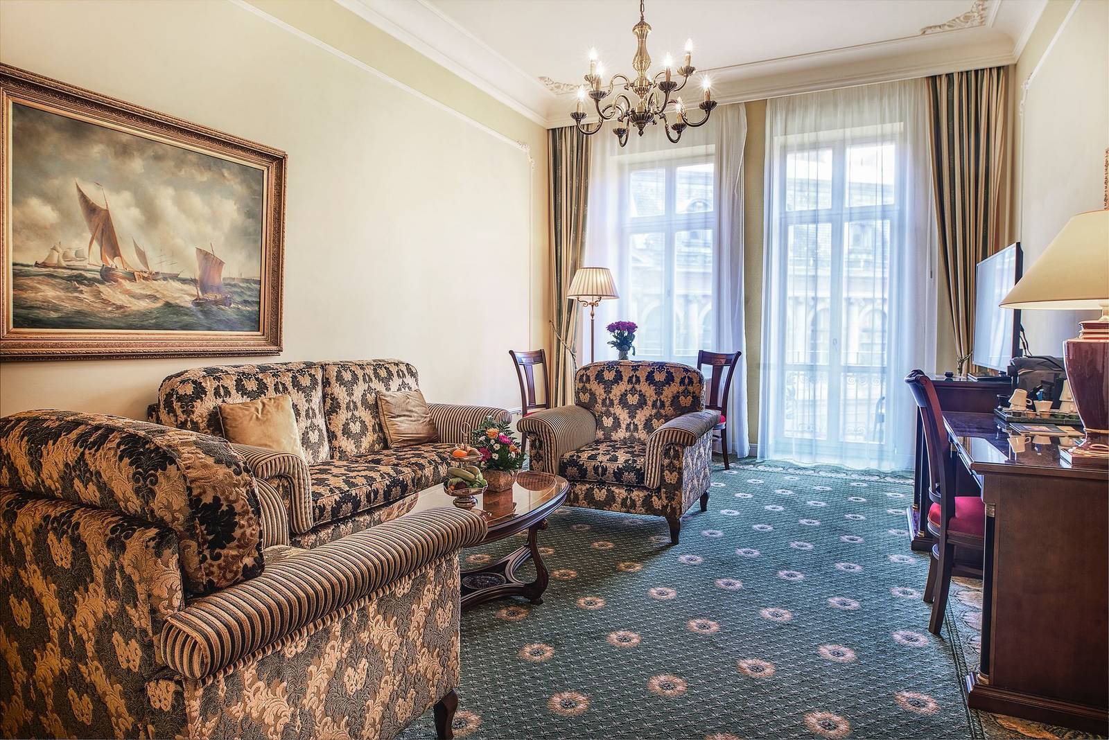 Carlsbad Plaza Carlsbad Suite 起居室與水晶吊燈