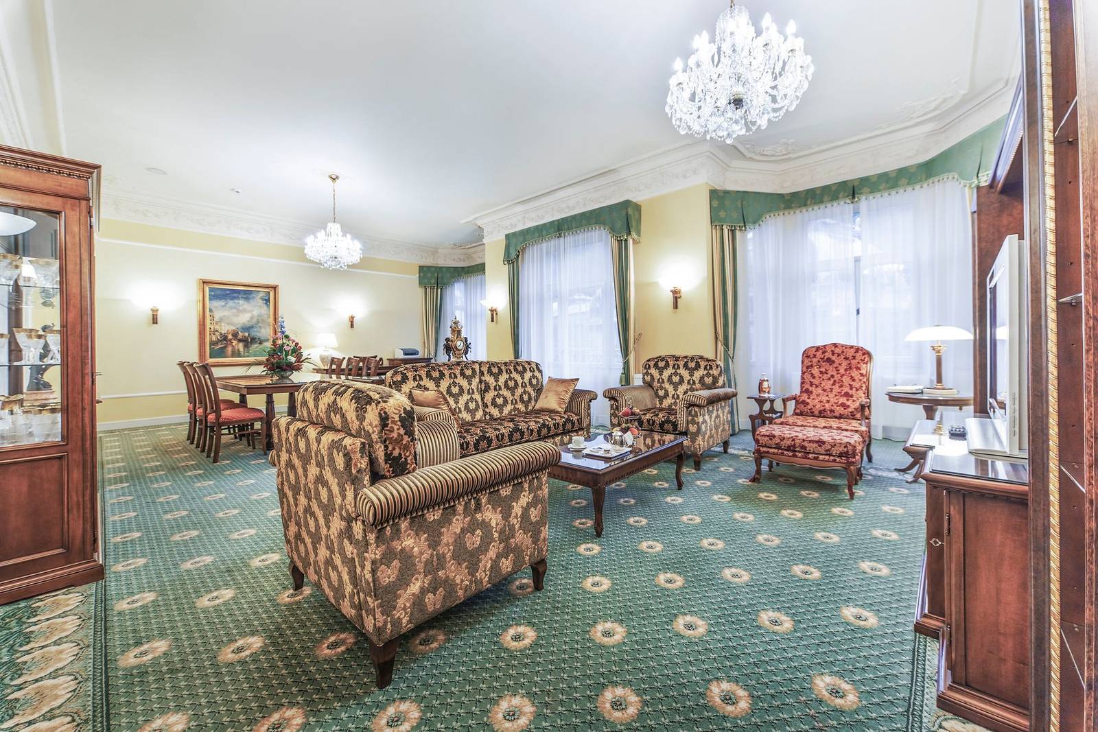 Carlsbad Plaza Moser Crystal Suite 起居與餐桌區