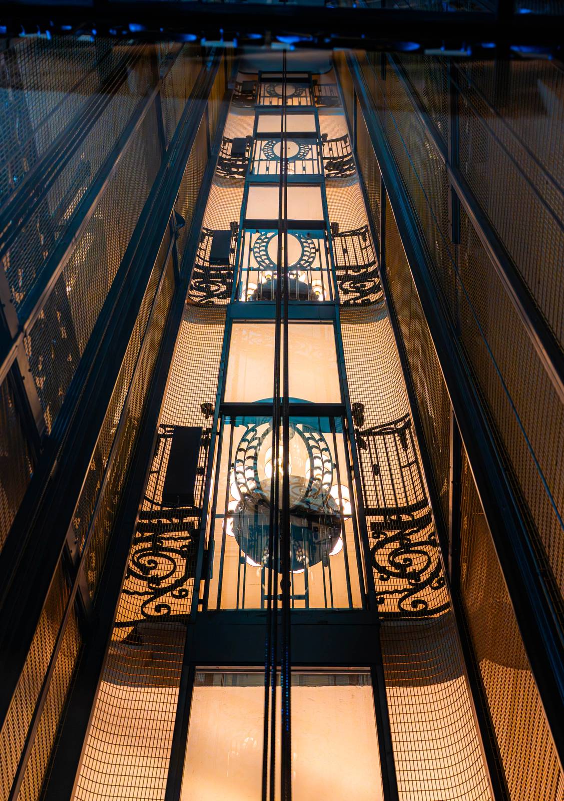 里昂 Carlton Hotel Lyon 保留至今的 Roux-Combaluzier 老電梯