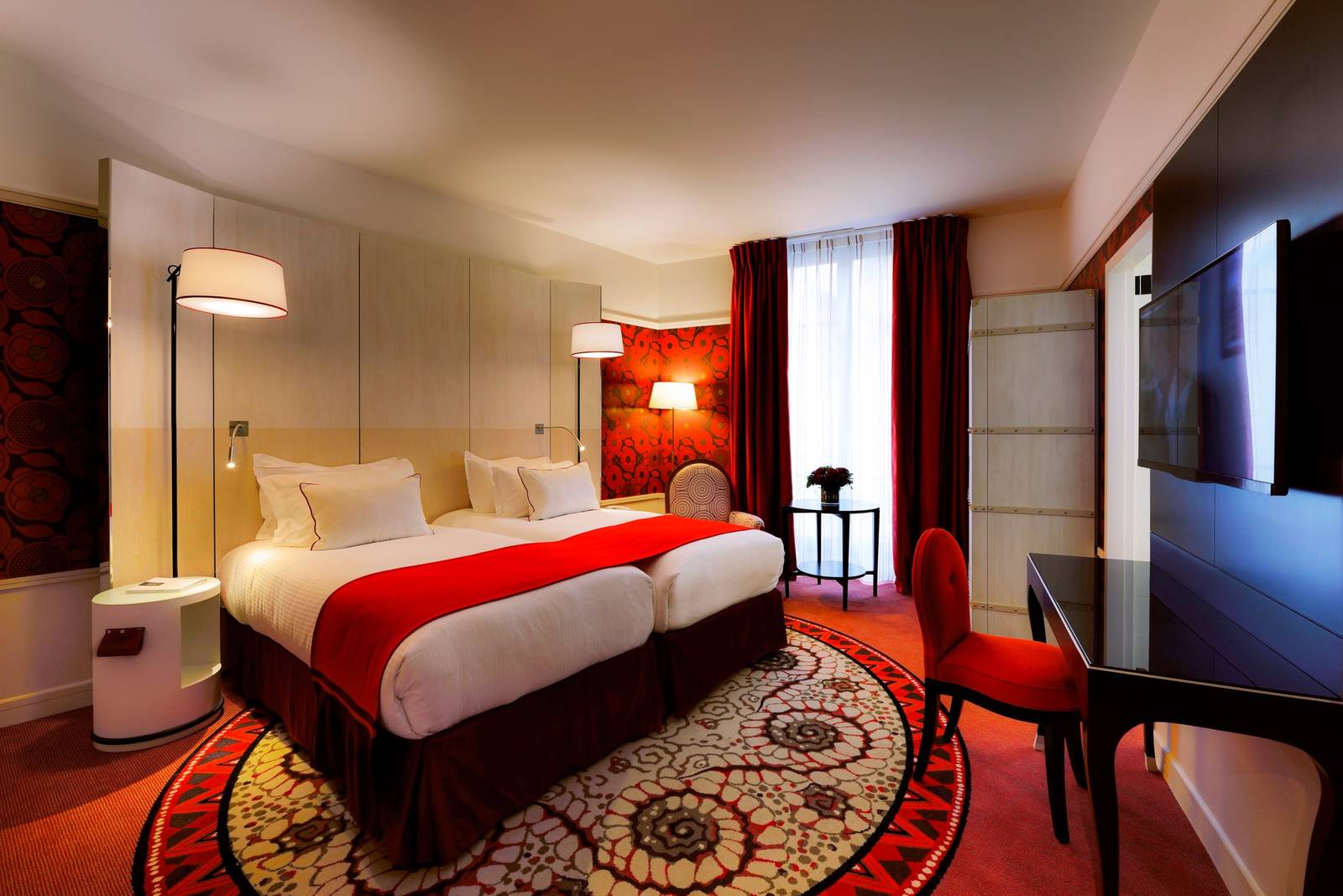 里昂 Carlton Hotel Lyon 客房床鋪與紅色地毯