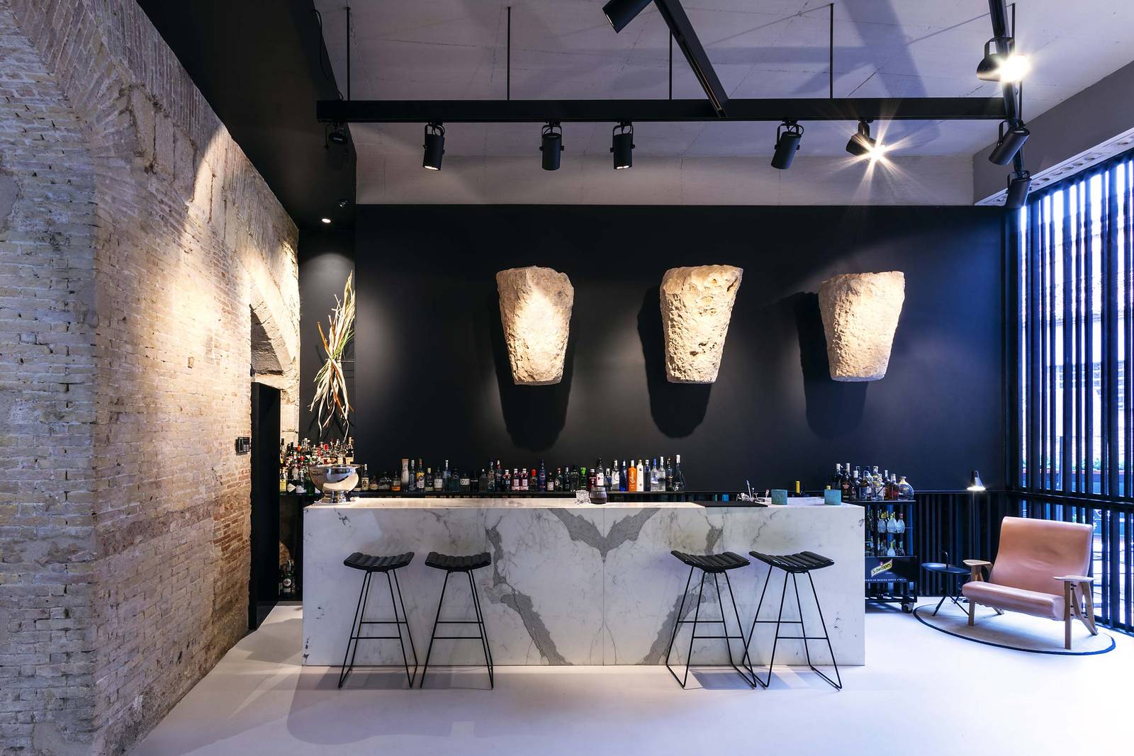 瓦倫西亞 Caro Hotel Meta Bar 吧台與牆上的古羅馬石雕