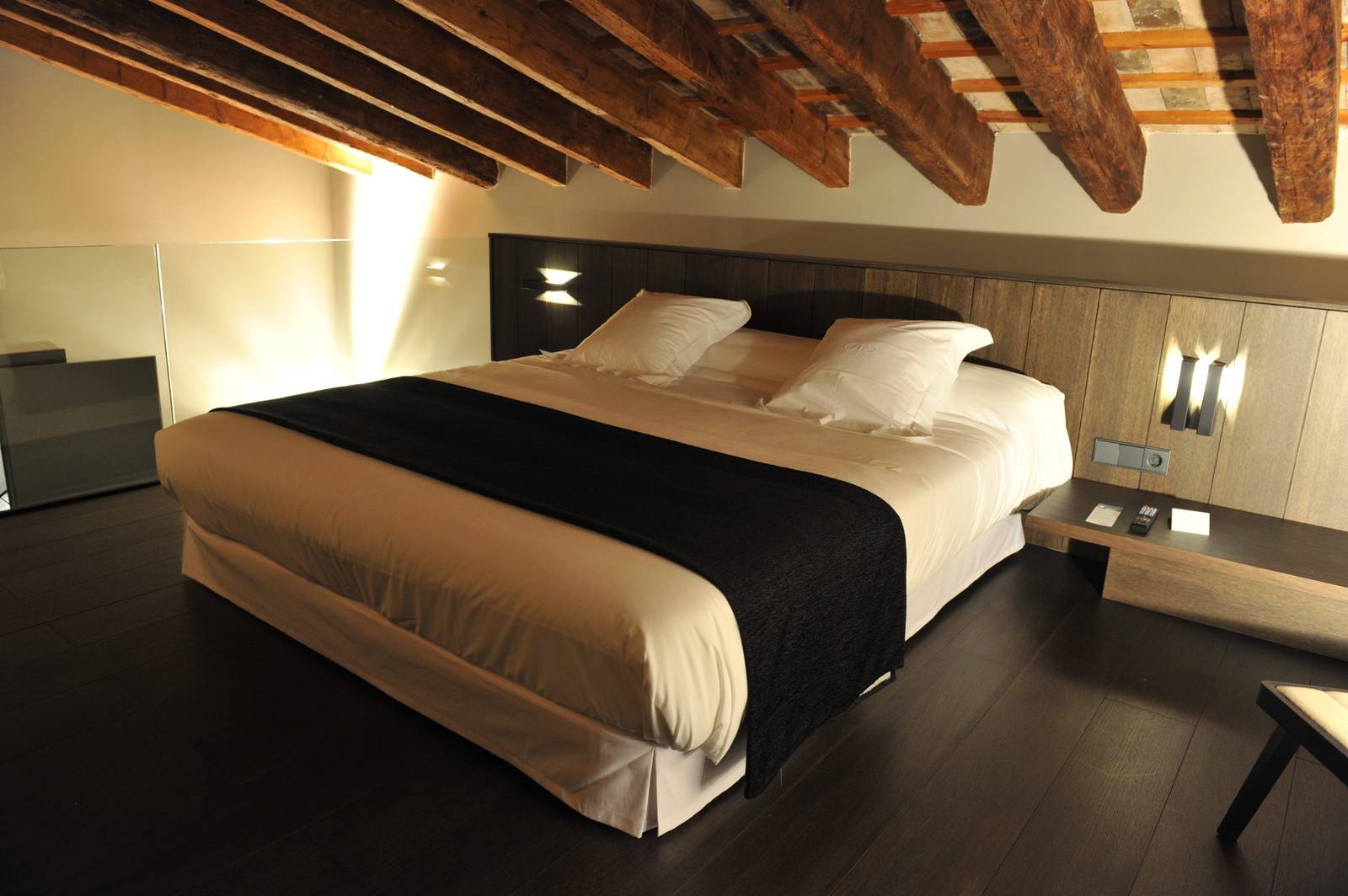 瓦倫西亞 Caro Hotel Junior Suite Tower 木樑斜頂下的雙人床