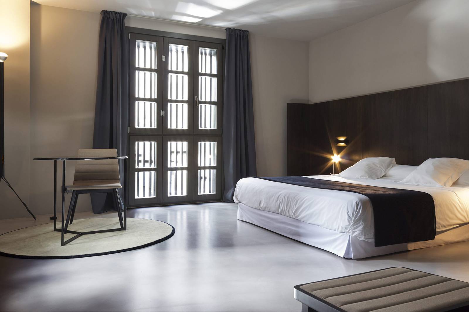 瓦倫西亞 Caro Hotel 客房的高窗木門與雙人床