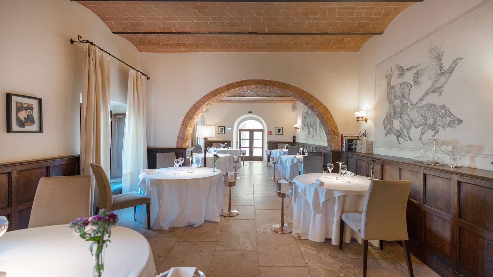 Castel Monastero Contrada 餐廳的拱形用餐室