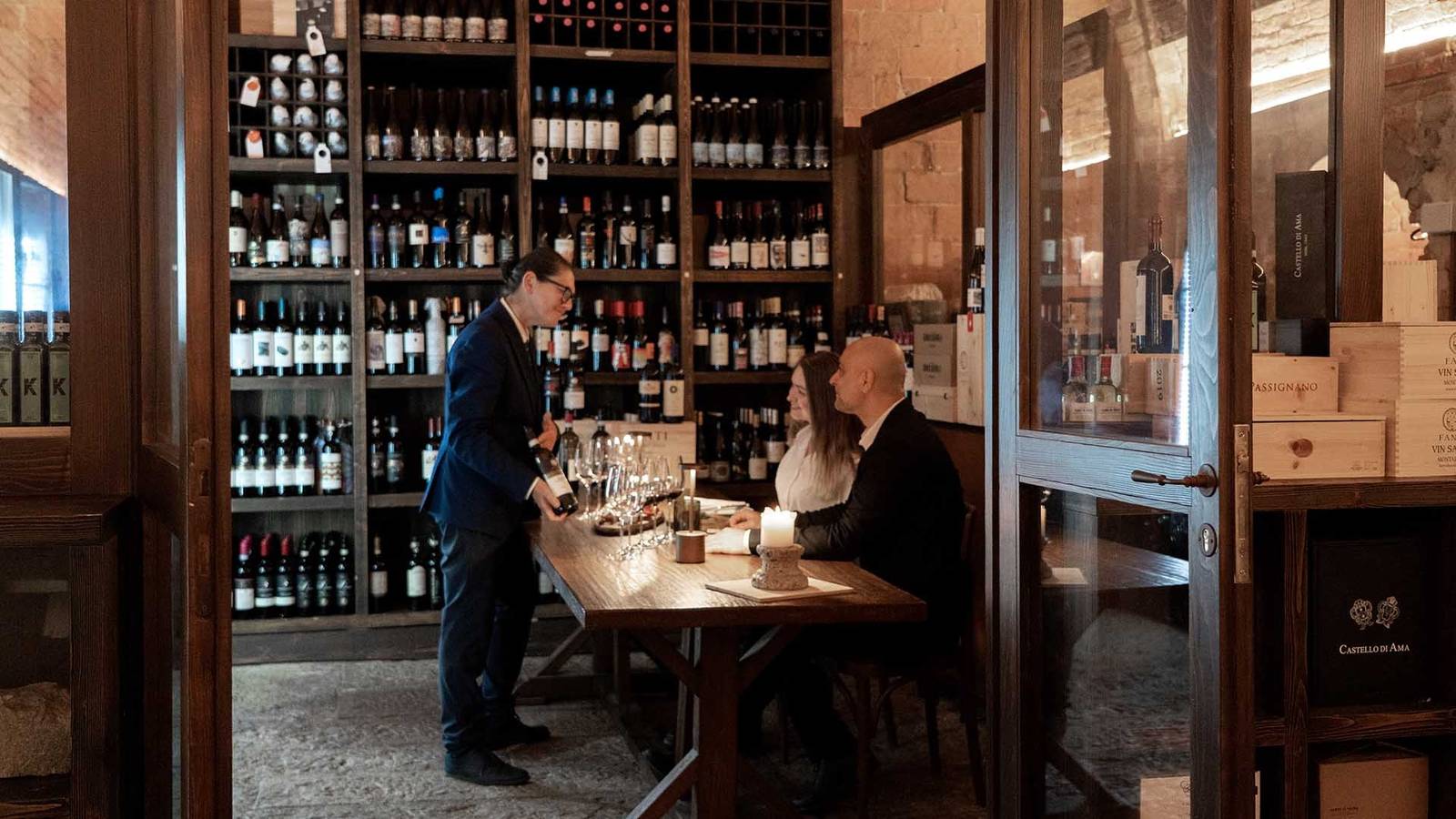 Castel Monastero 酒窖的品酒桌與酒櫃