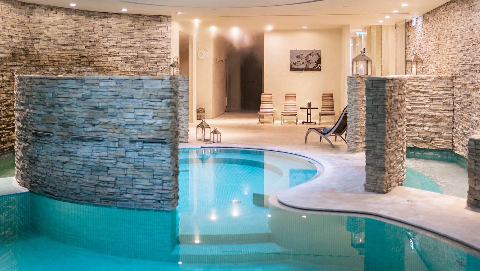 Castel Monastero Spa Monasterii 石牆旁的室內池