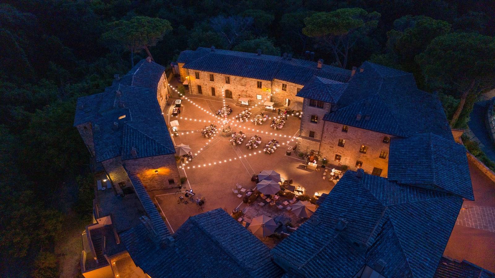 夜間空拍 Castel Monastero 點燈的中世紀廣場