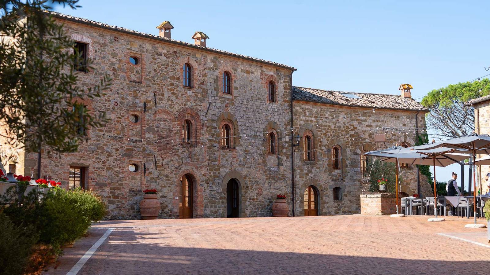 Castel Monastero 石砌建築圍起的廣場與露天座位