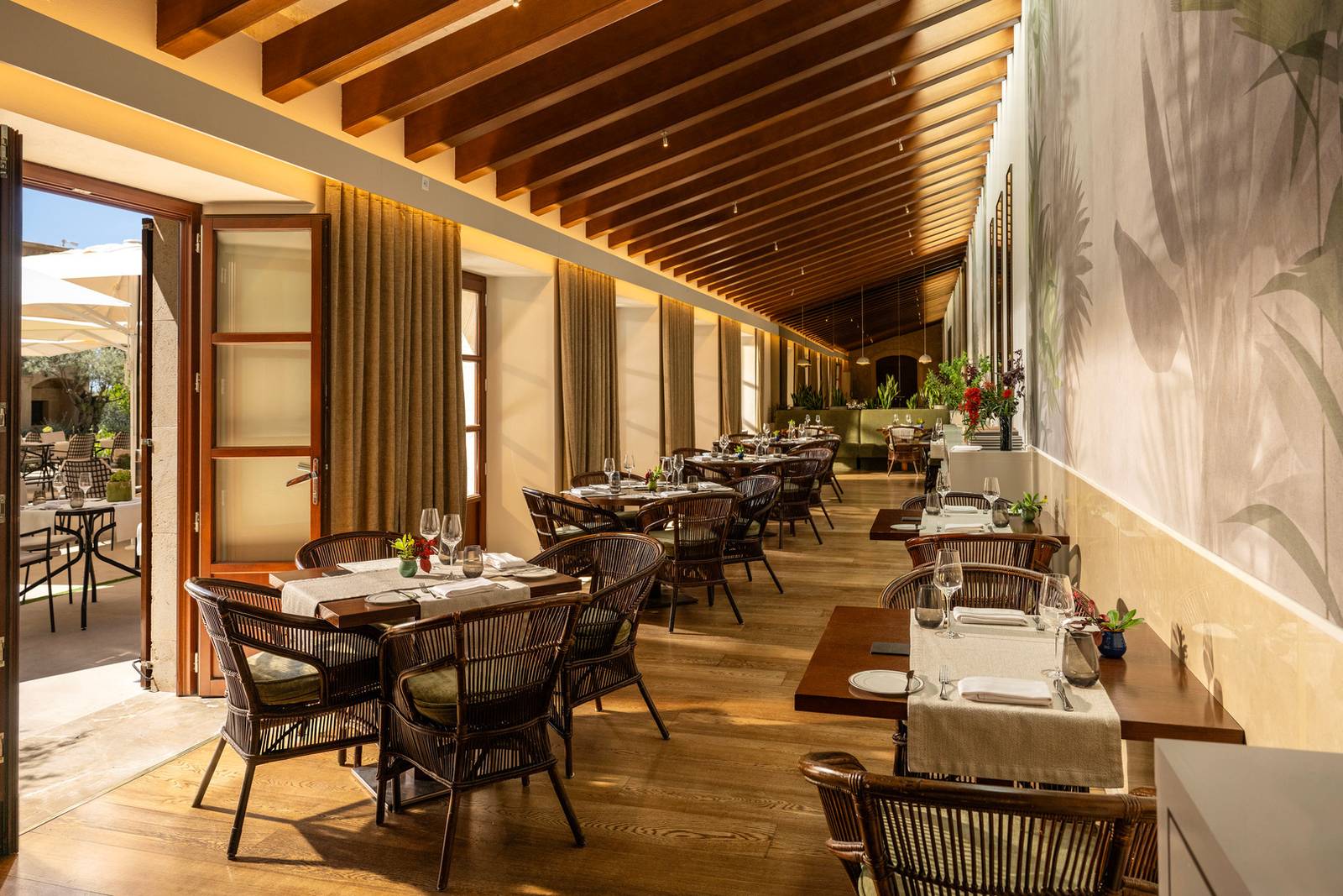 Castell Son Claret Olivera 餐廳木樑長廊用餐區