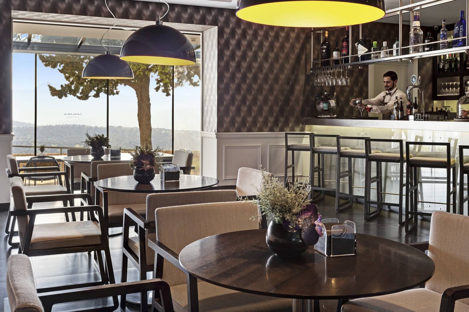 隆達 Catalonia Reina Victoria Gastrobar 吧台與座位