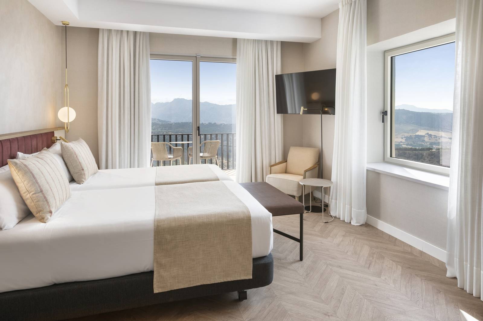 隆達 Catalonia Reina Victoria Corner Room 雙床與大片窗景