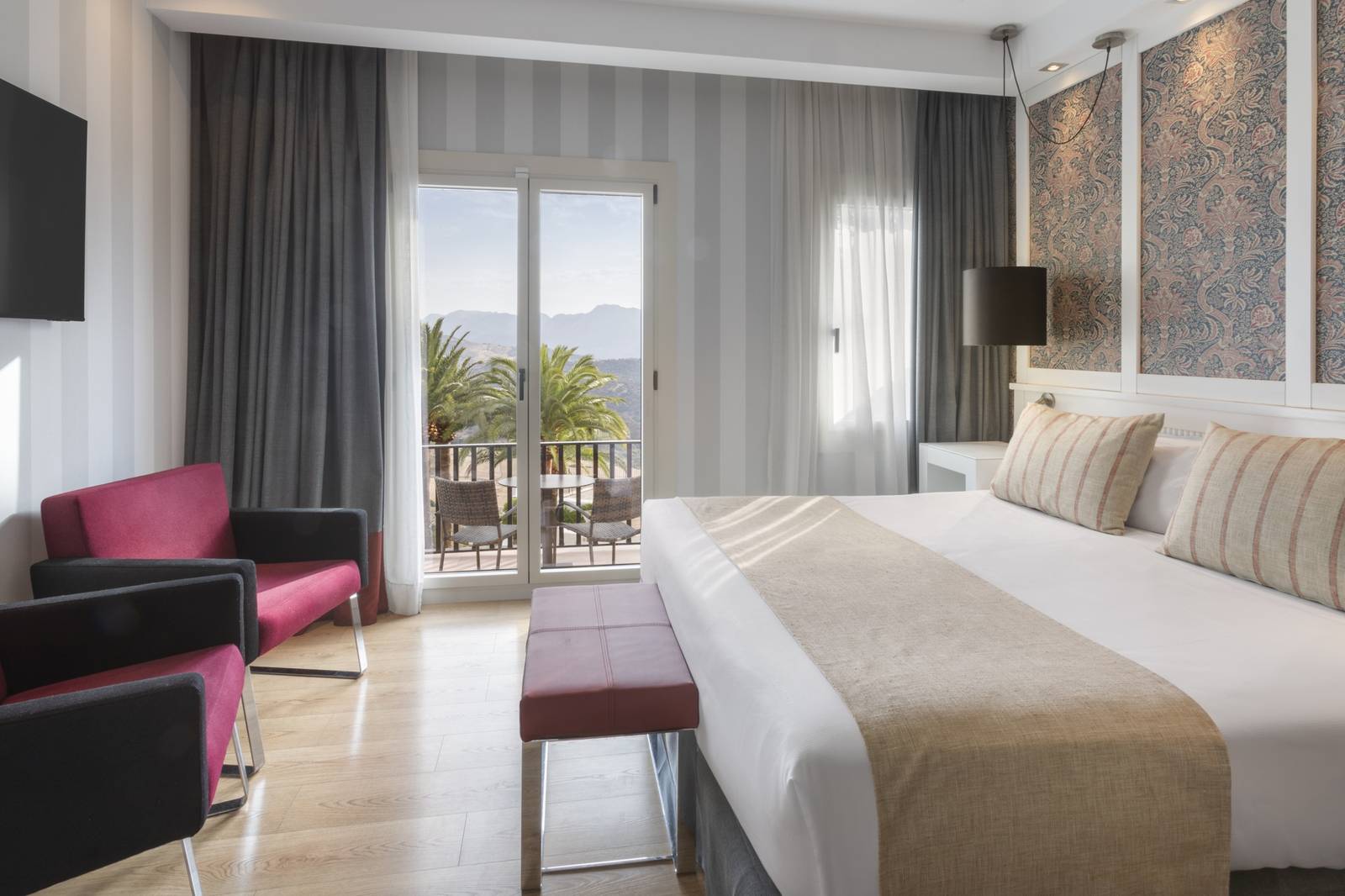 隆達 Catalonia Reina Victoria Superior Terrace 客房與通往露台的落地窗