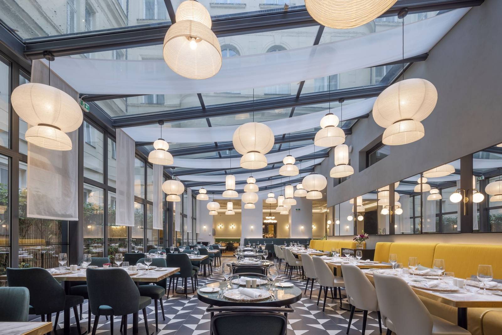 布拉格 Century Old Town Prague Kafka Restaurant 玻璃頂用餐區