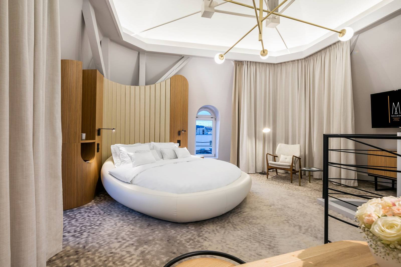 布拉格 Century Old Town Prague Le Dome Suite 圓床與拱窗