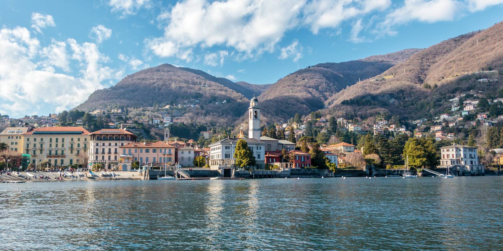 Cernobbio 湖岸的教堂鐘塔、岸邊廣場與山坡建築