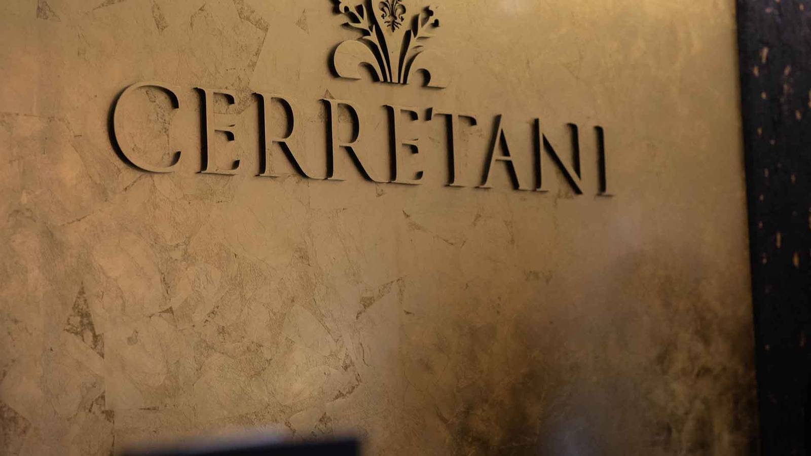 Cerretani Hotel 金色背牆接待櫃台