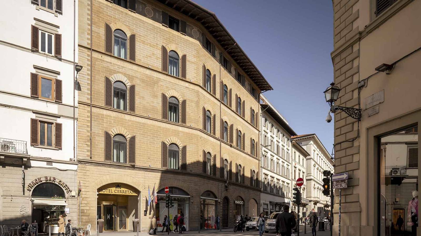 佛羅倫斯 Cerretani Hotel 所在的 Palazzo Carnesecchi 街角立面