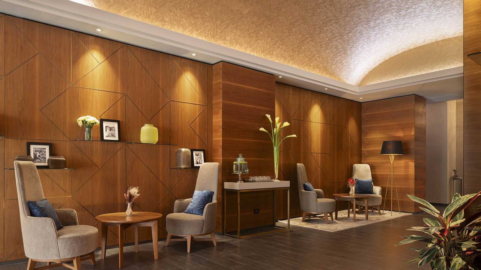 Cerretani Hotel 大廳木質牆面與休憩座位