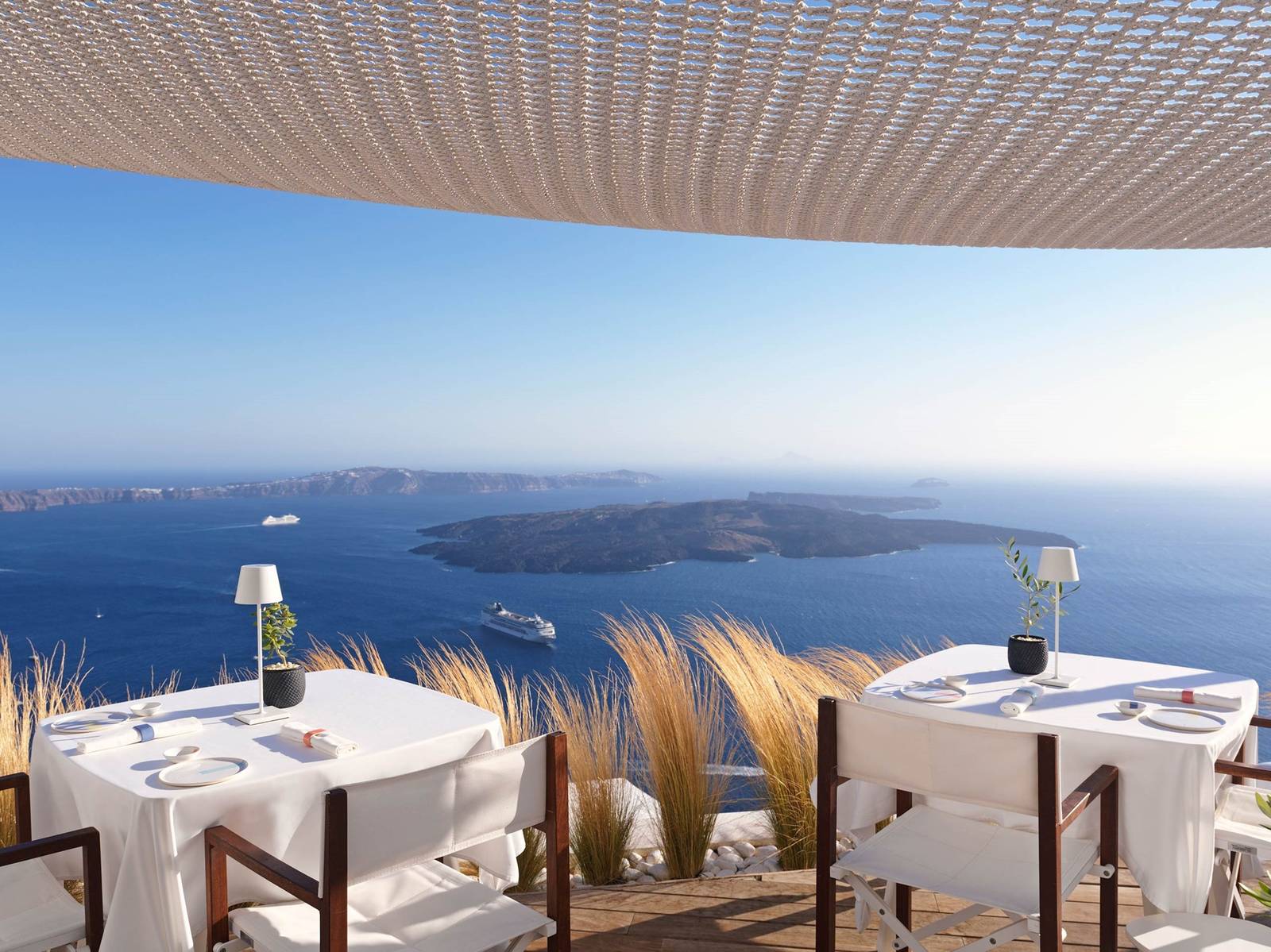 Katikies Chromata Santorini 火山口景觀露台餐桌