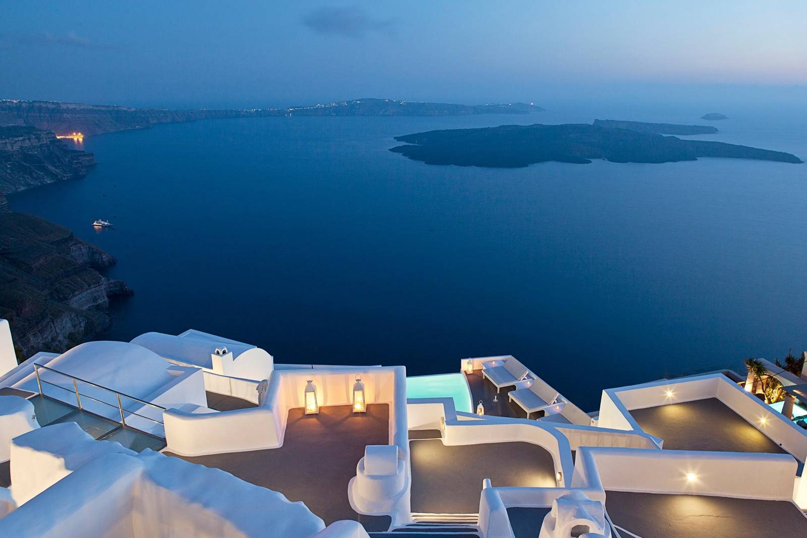 Katikies Chromata Santorini 入夜後的層層露台
