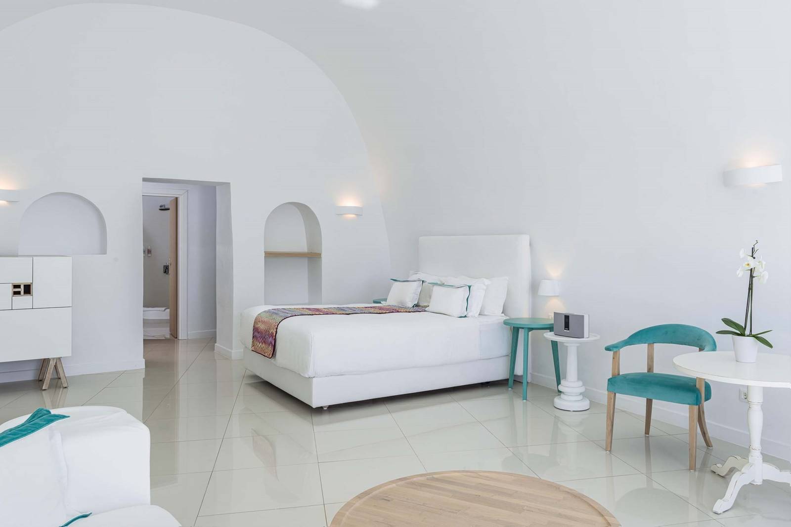 Katikies Chromata Santorini Honeymoon Jetted Tub Suite 臥室