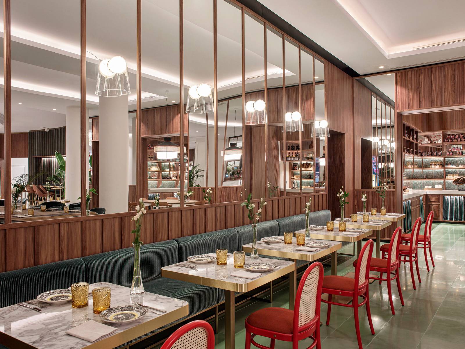 塞維亞 Hotel Colón Gran Meliá 大理石桌與紅椅的餐廳