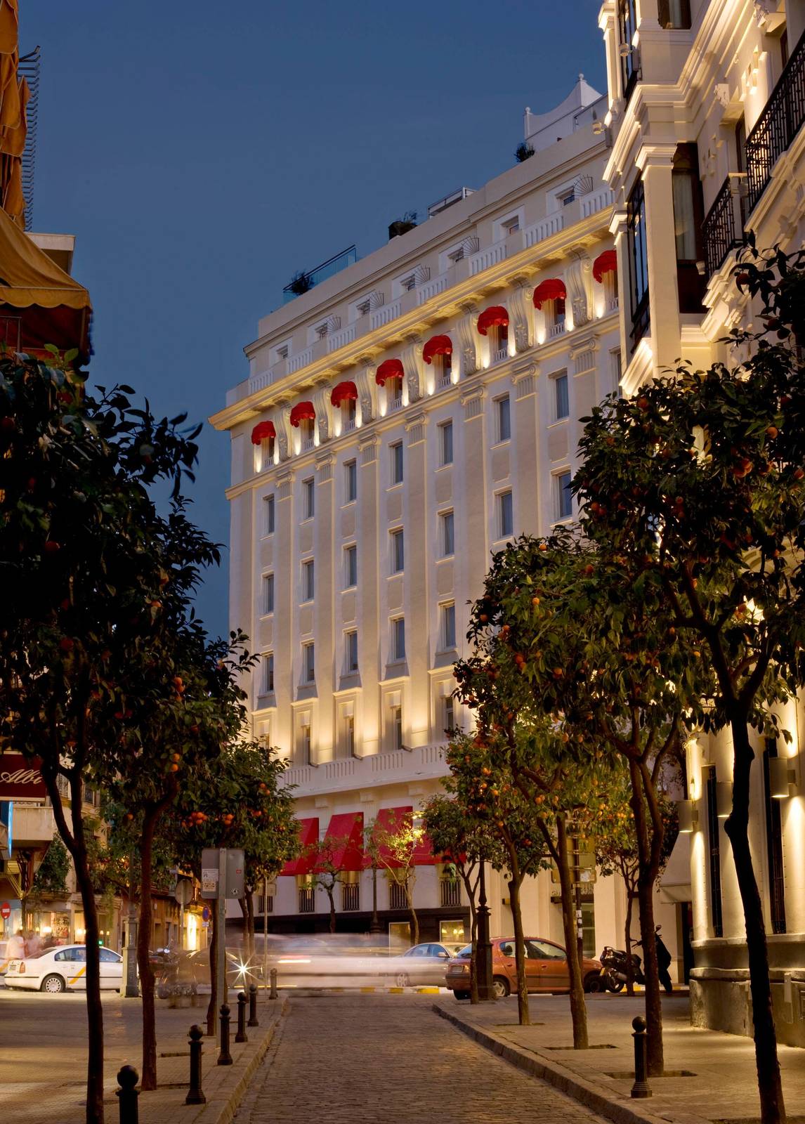 塞維亞 Hotel Colón Gran Meliá 新古典建築外觀夜景