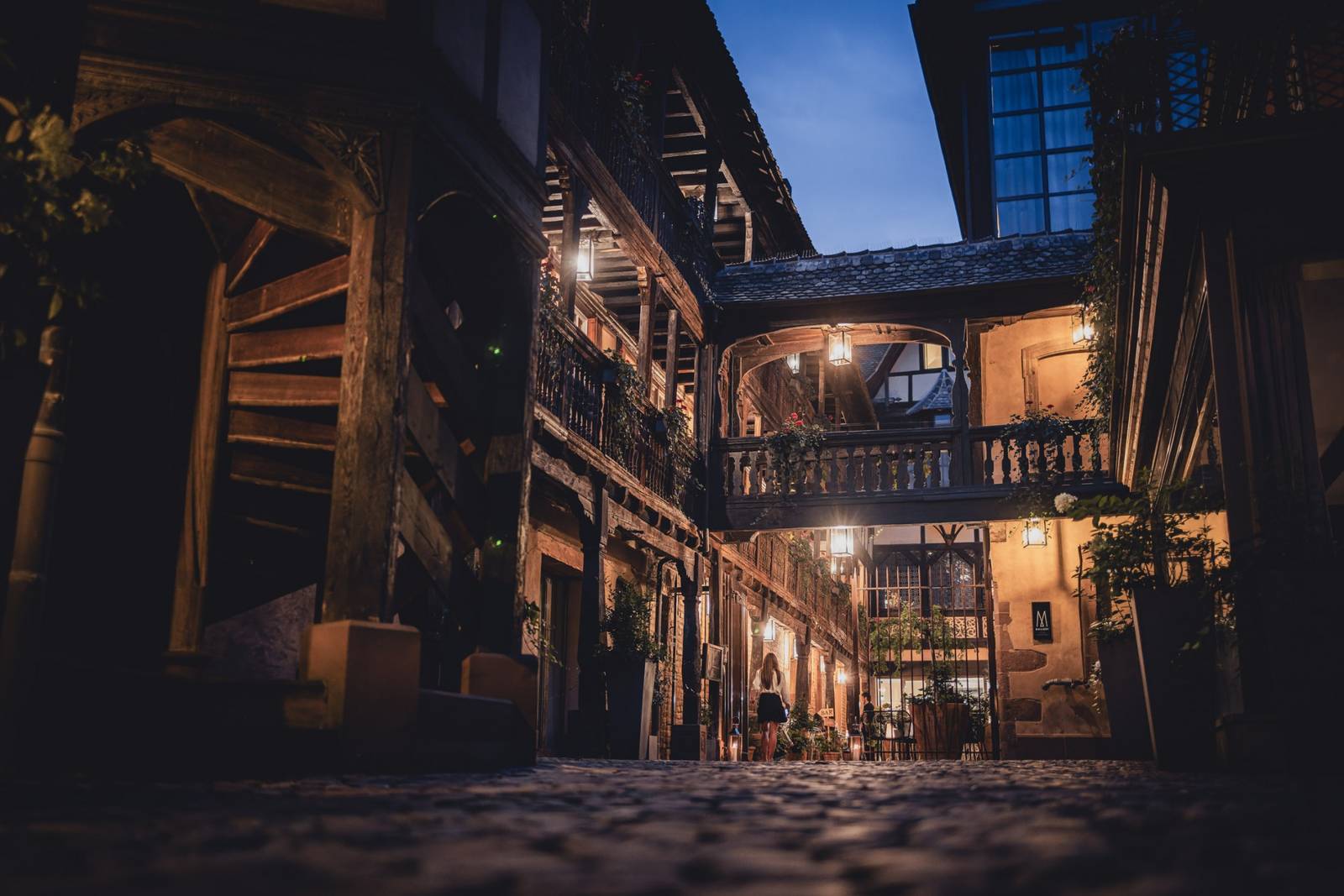 Cour du Corbeau 傍晚點燈的庭院