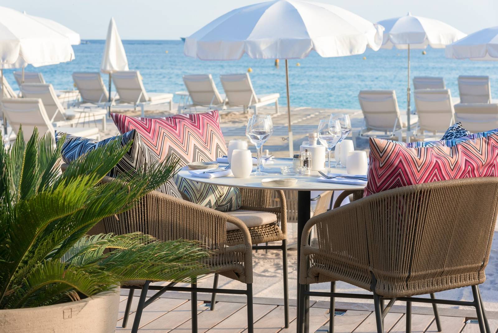 Croisette Beach 私人海灘餐廳的海景餐桌