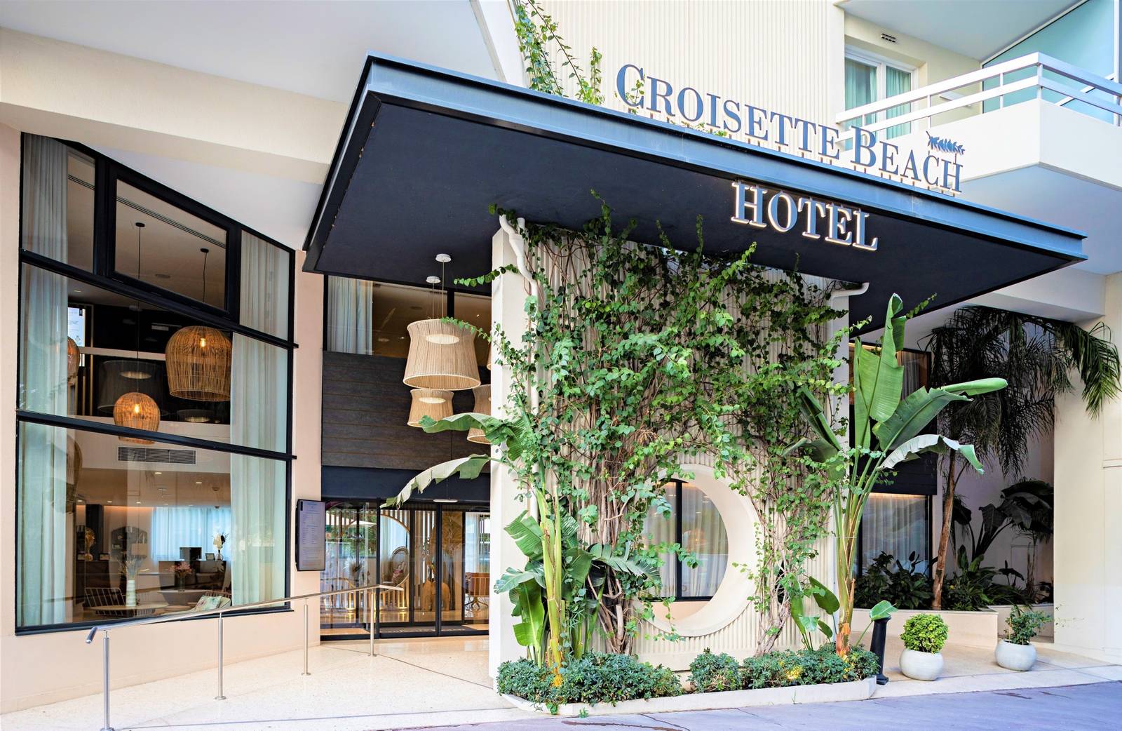 Croisette Beach Hotel 植栽綠牆入口