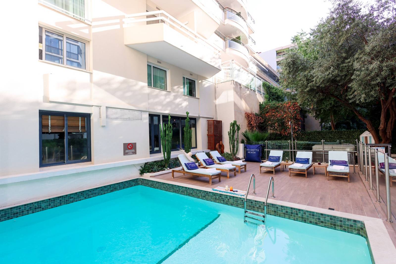 坎城 Croisette Beach Hotel 花園泳池與酒店建築