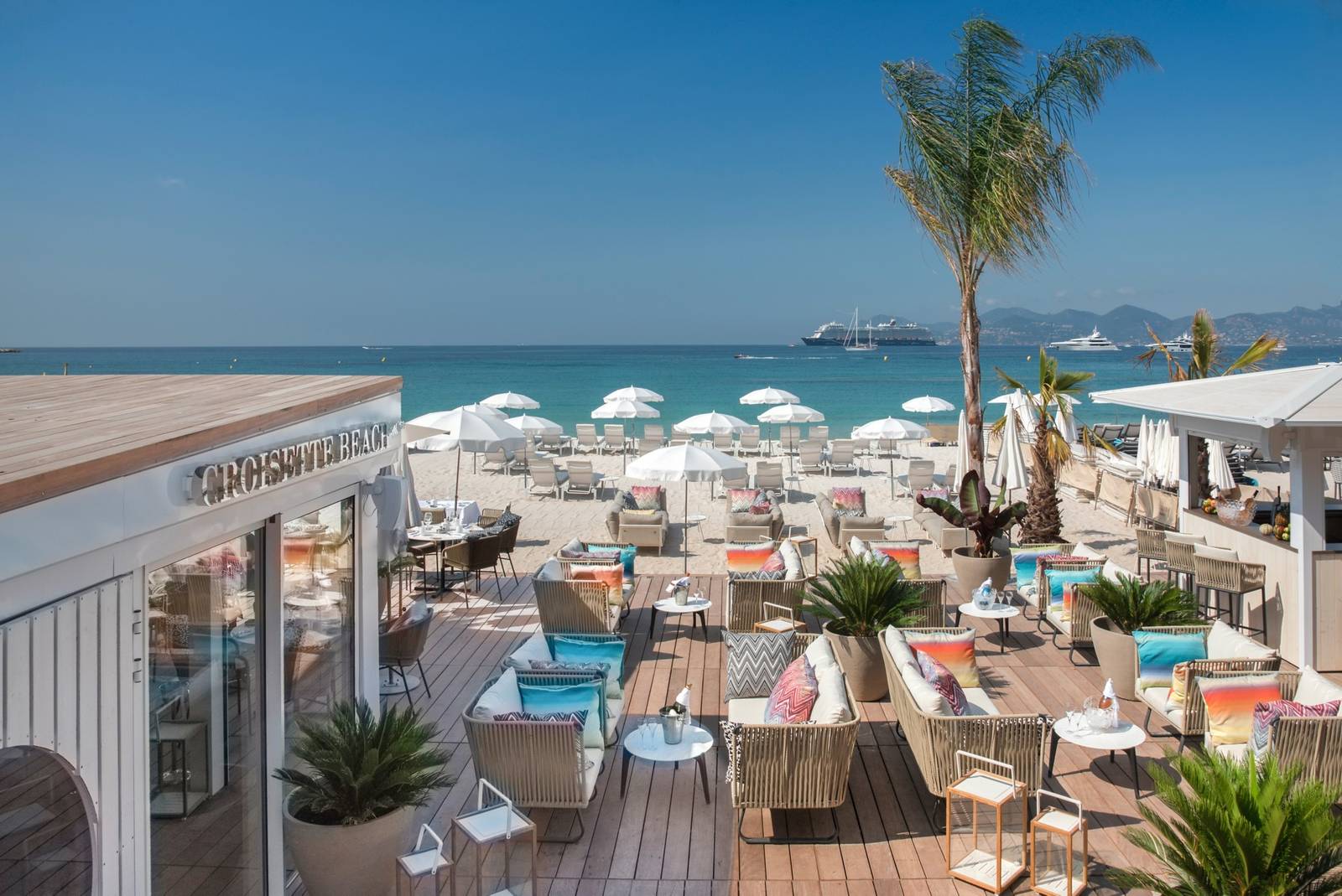 Croisette Beach Hotel 私人海灘的白色陽傘與躺椅
