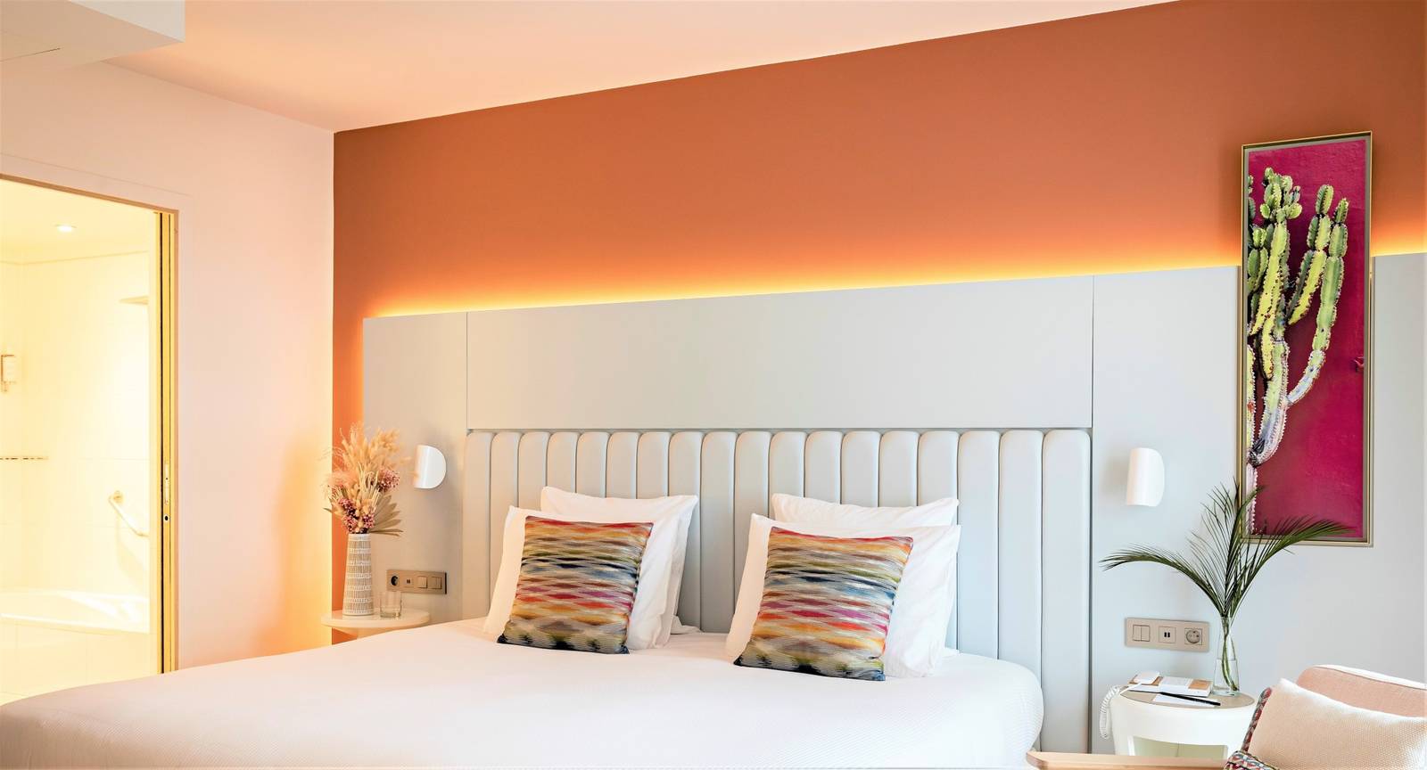Croisette Beach Hotel Deluxe 客房的暖色床頭牆