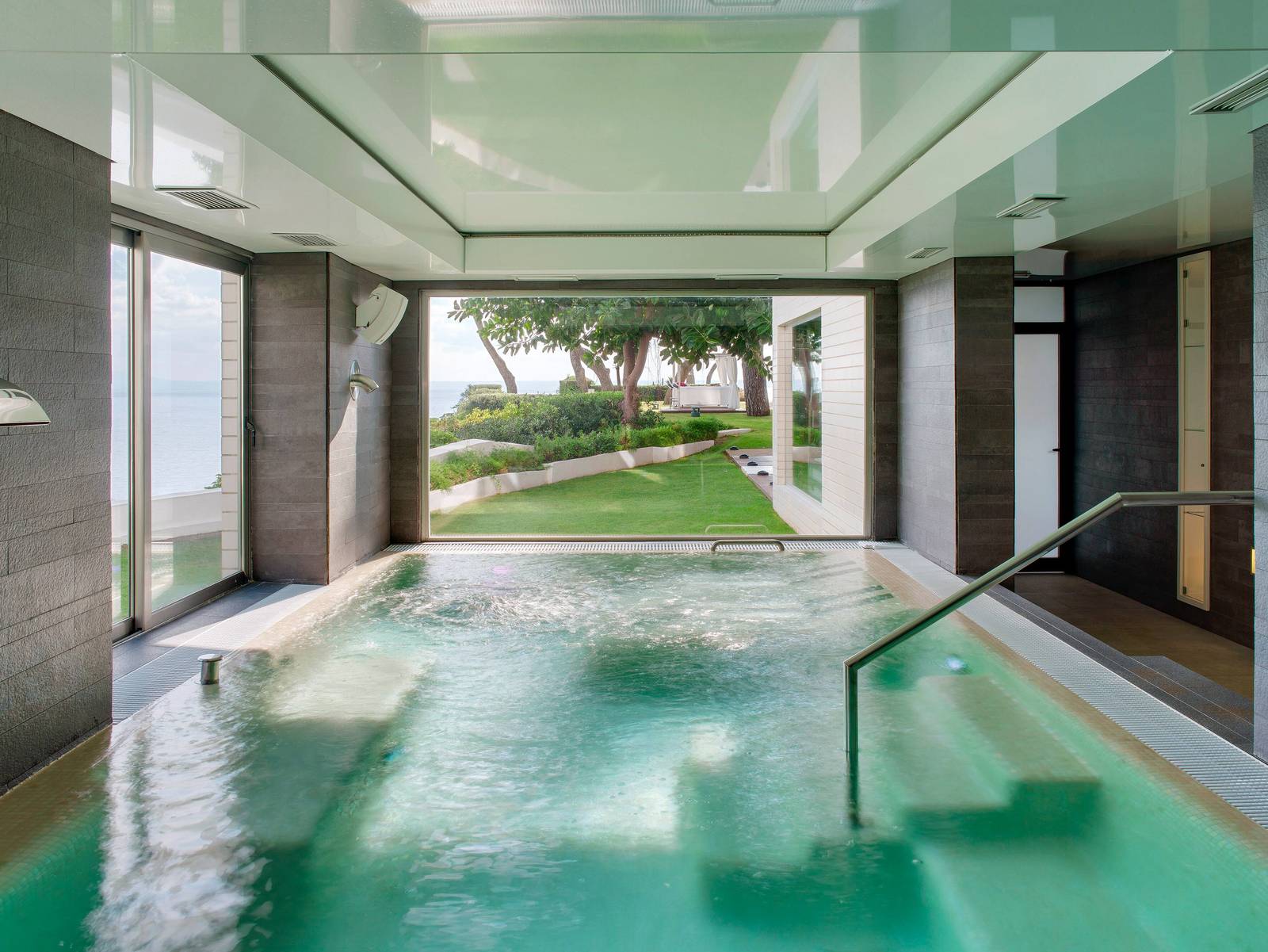 Spa by Clarins & myBlend 面海水療池