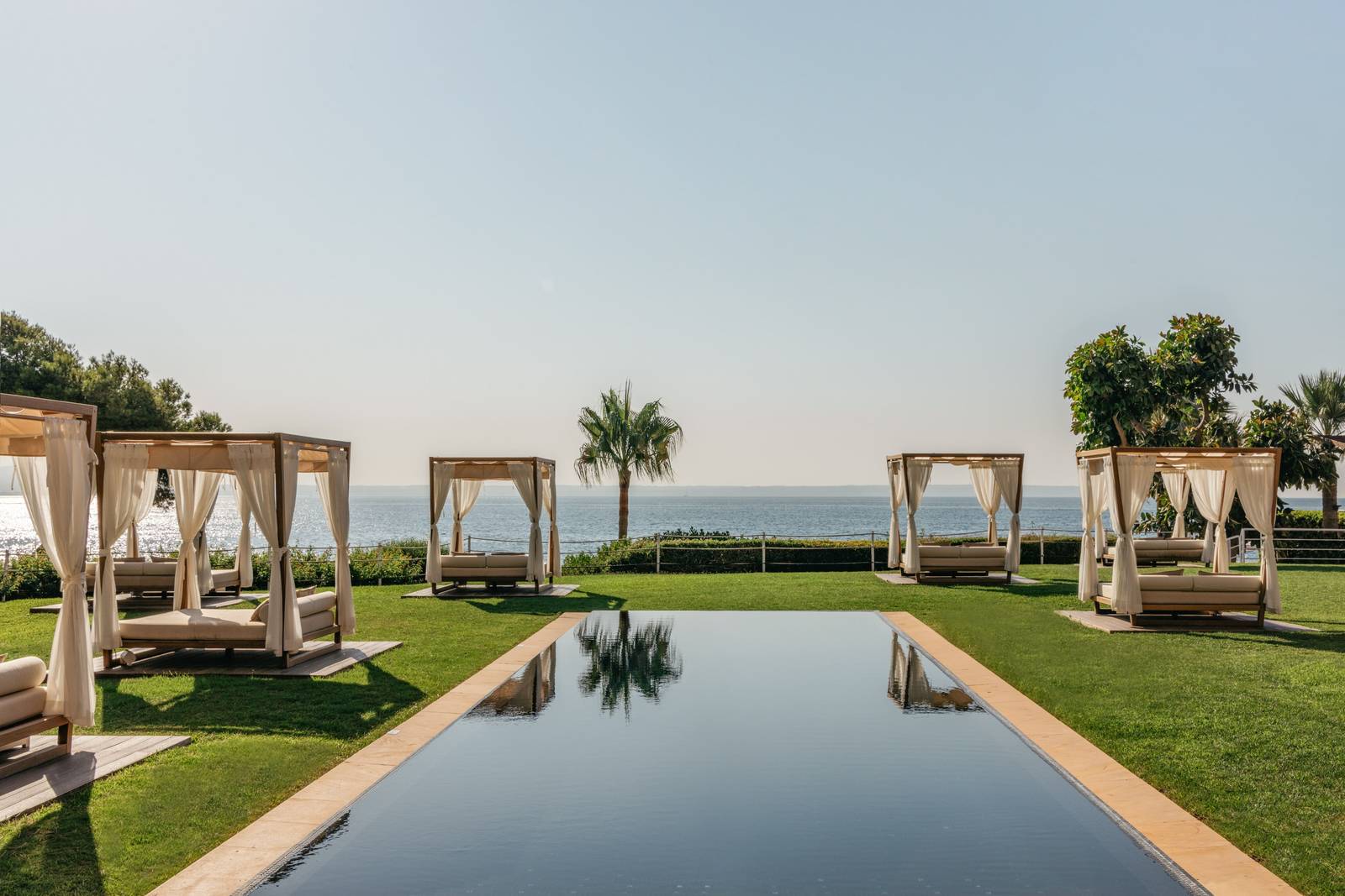 Hotel de Mar Gran Meliá 花園水池與峇里床
