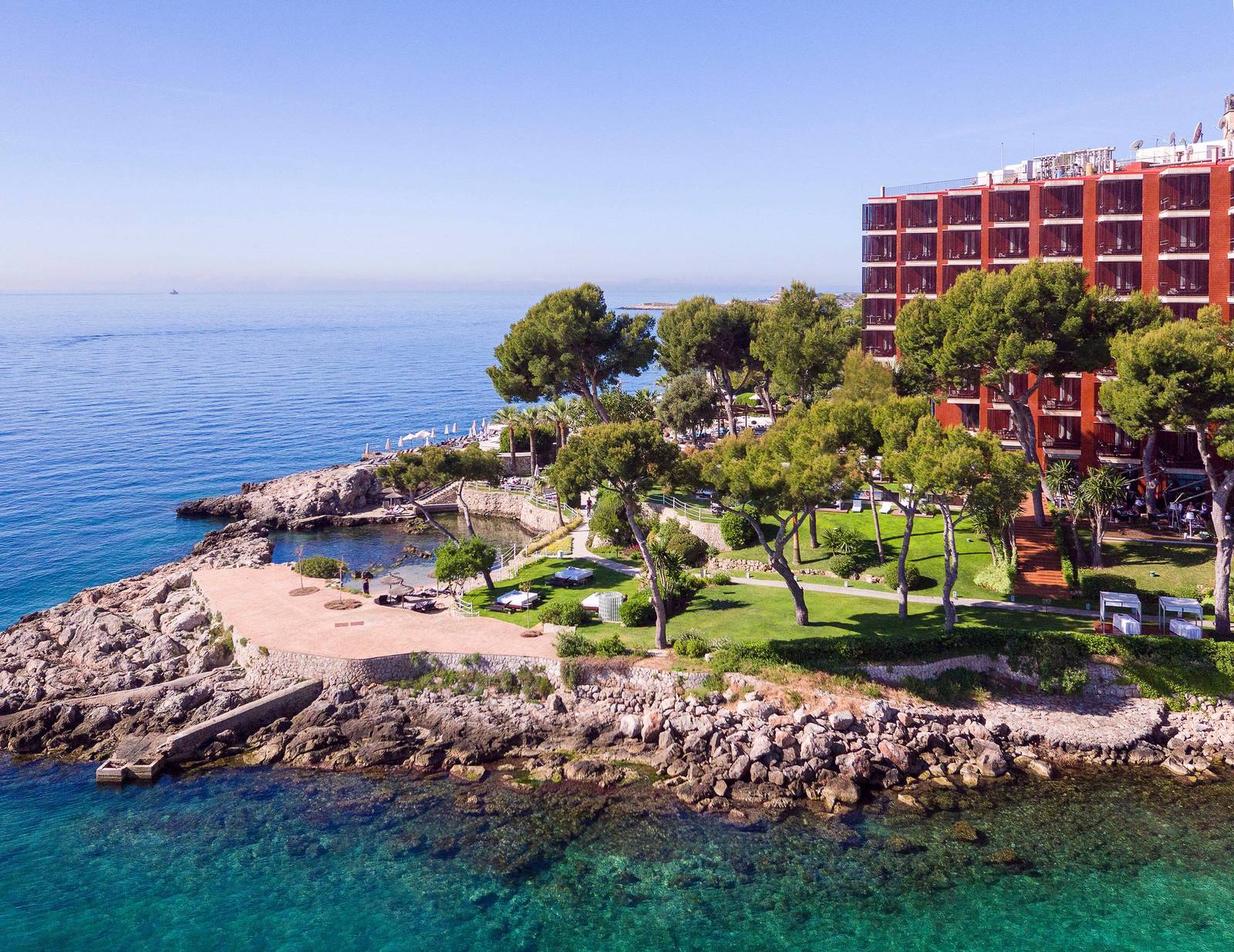 Illetas 海岬上的 Hotel de Mar Gran Meliá 與松林