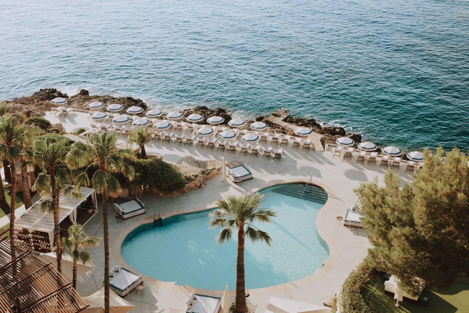 Hotel de Mar Gran Meliá 海邊的戶外泳池與日光躺椅