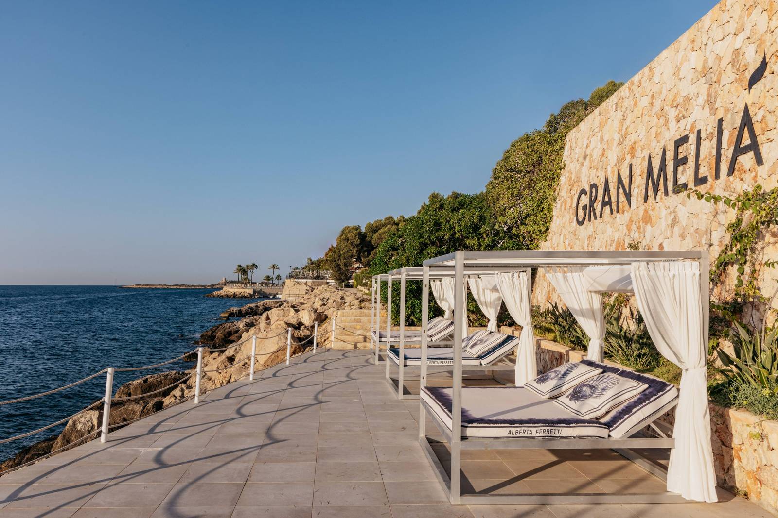 Hotel de Mar Gran Meliá 臨海岩岸上的峇里床
