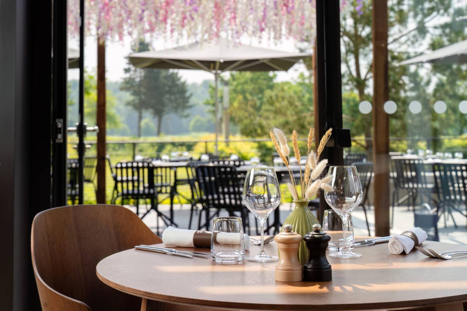 Le Domaine des Vanneaux 面向綠地的餐廳露台
