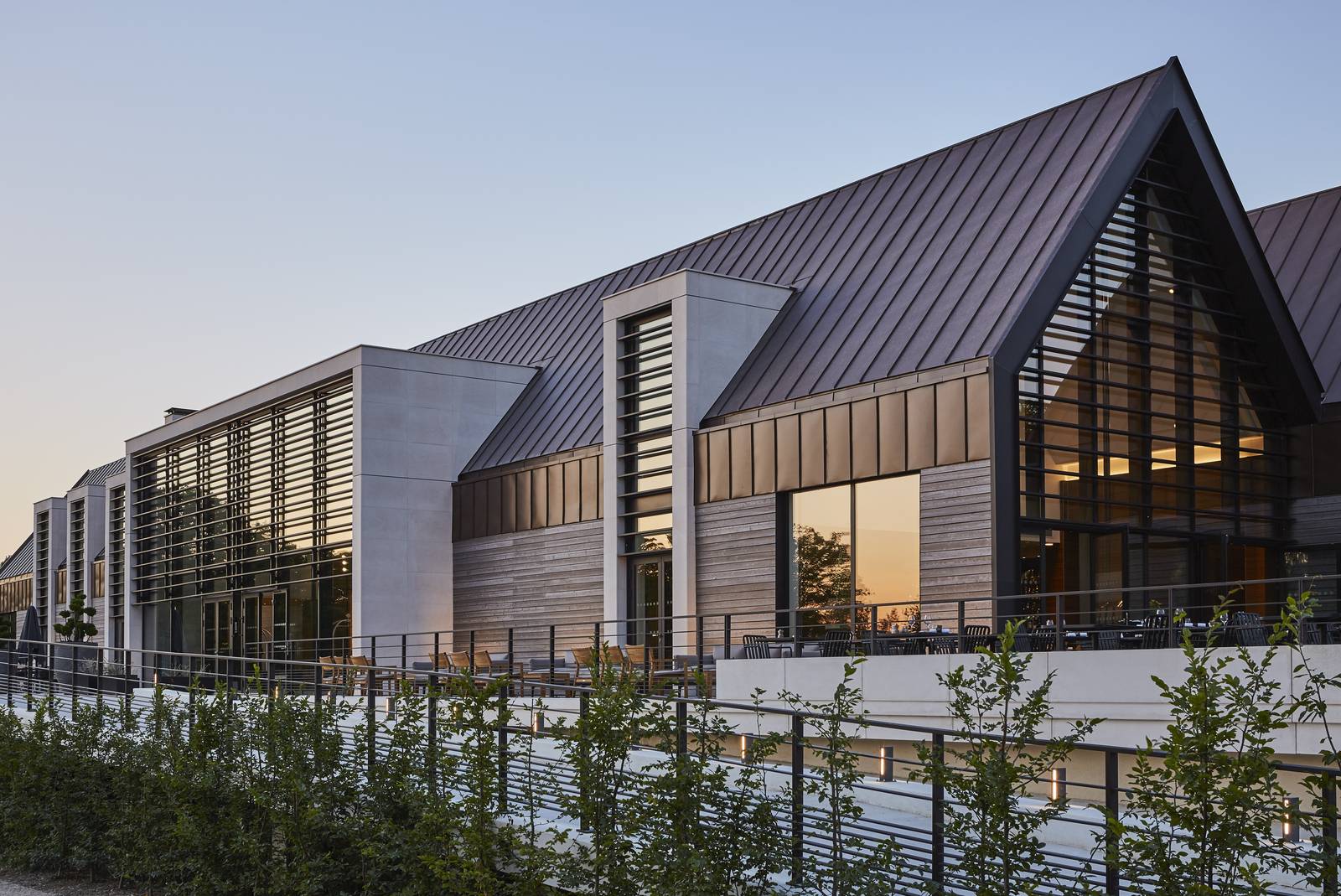 Le Domaine des Vanneaux 黃昏時的斜頂建築立面
