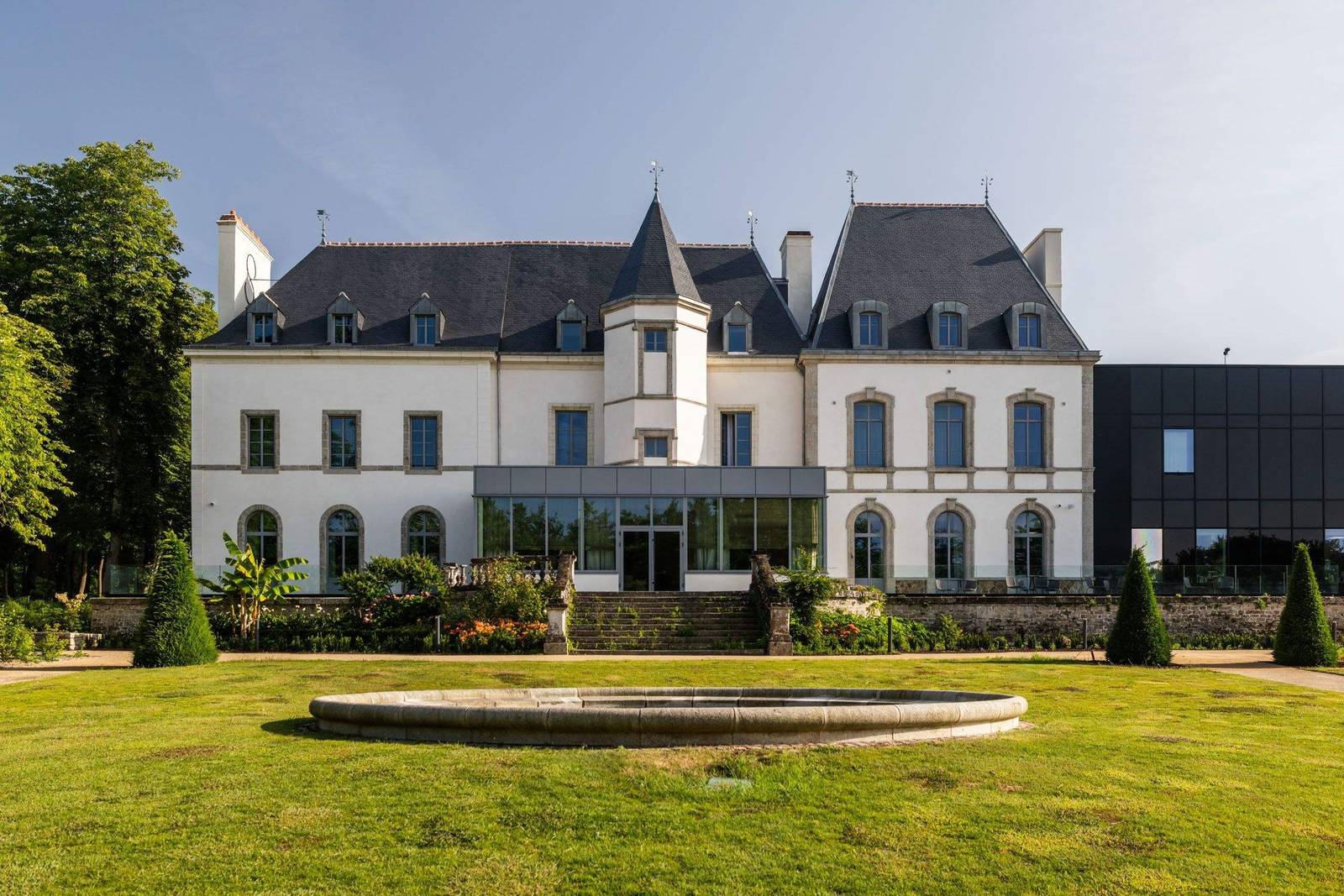 Le Domaine du Liziec 十六世紀城堡立面與草坪