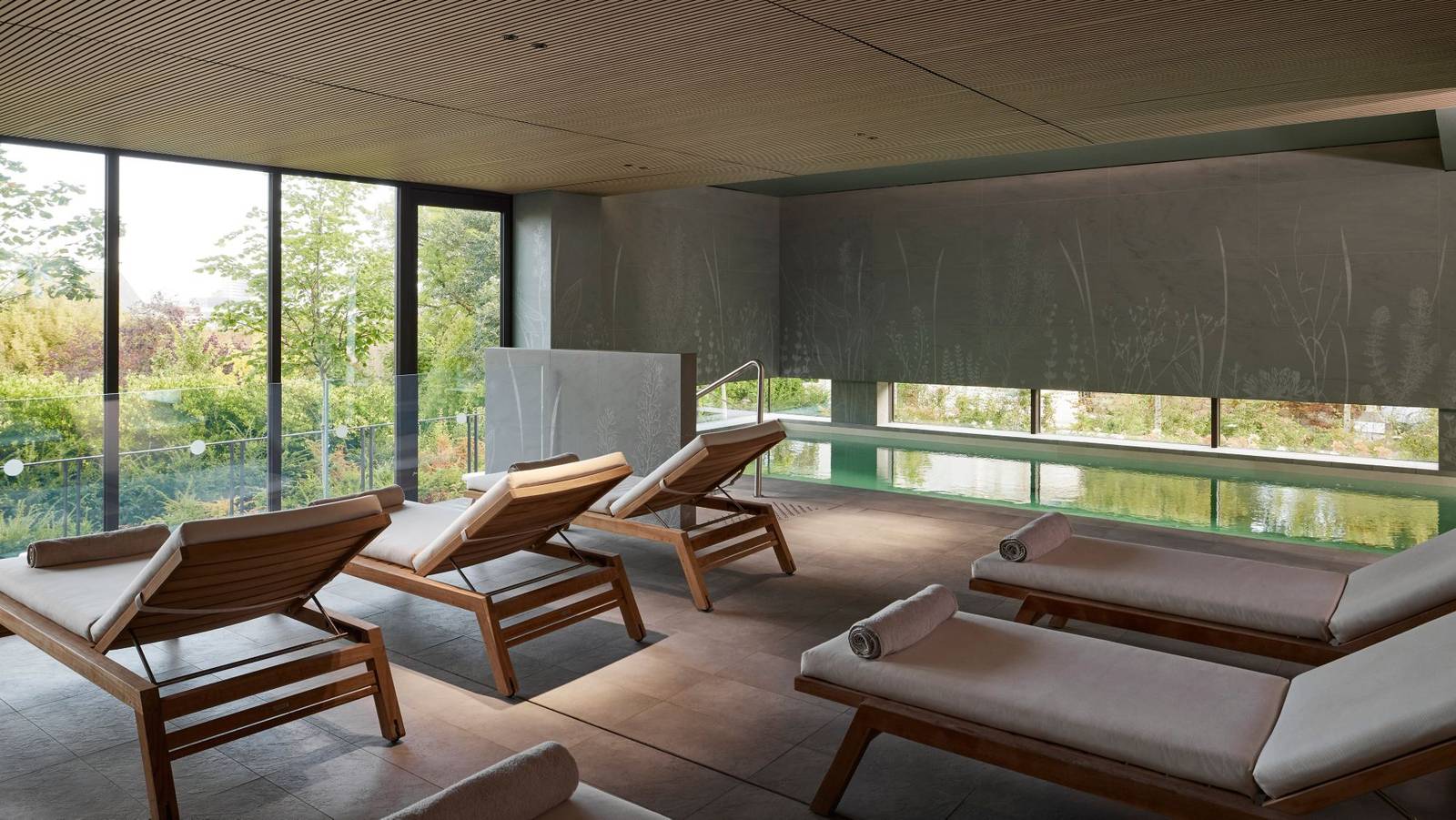 Spa 泳池旁的躺椅休憩區