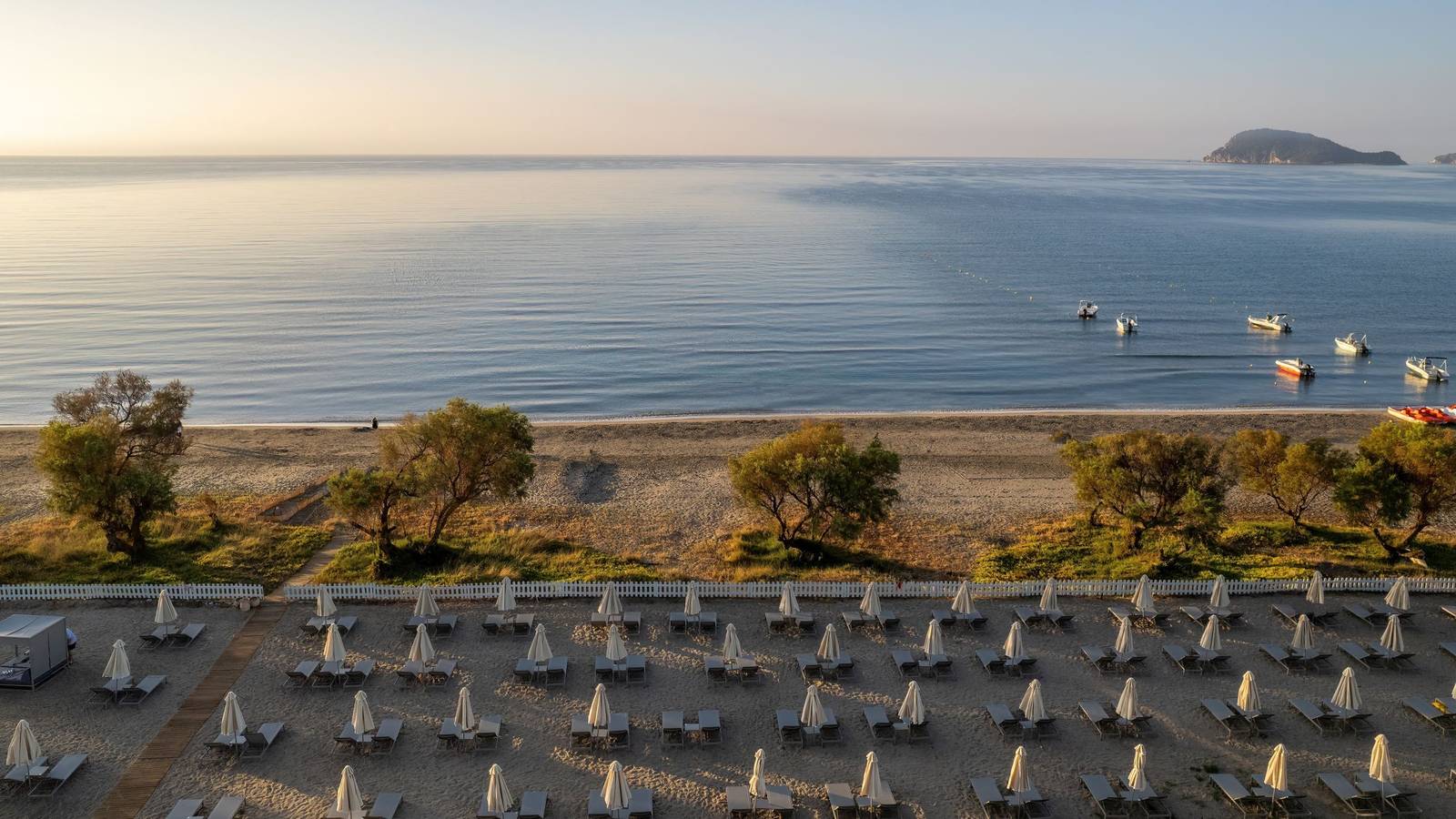 扎金索斯 Domes Aulūs Zante 海灘躺椅與海灣