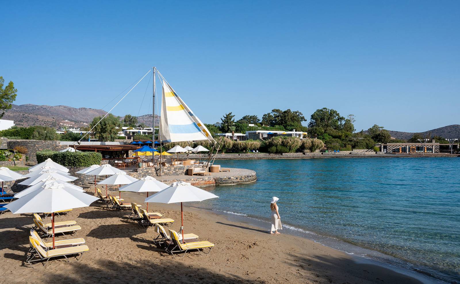 Elounda Bay Palace 沙灘躺椅與遮陽傘