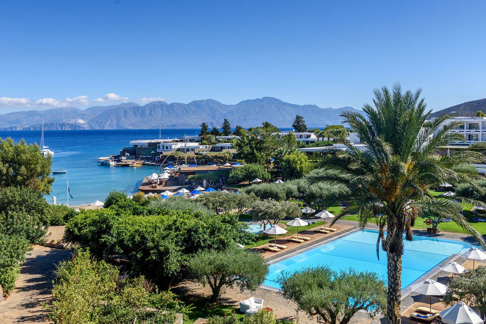 Elounda Bay Palace 泳池與伊羅達灣全景